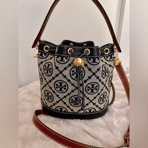 T MONOGRAM BUCKET BAG
****brand new .. never wear, no marks, no flaws 🥰🥰